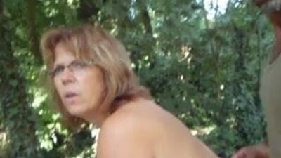 Helene обнаженная в саду