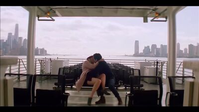 Ты, сериал S01, сцены сексуального поцелуя, Elizabeth Lail.