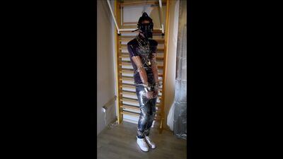 Джинсы, цепи и клейкая пленка