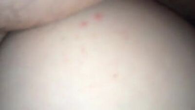 Эта дешевая зрелая веймутская шлюшка без презерватива трахается