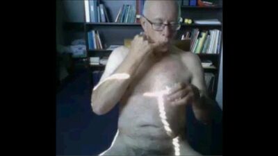 Дедушка кончает в стакан