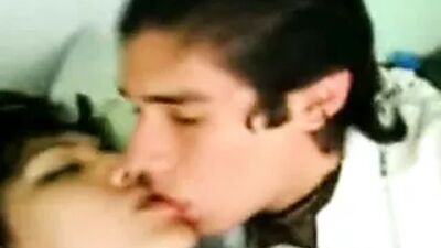 Novios estudiantes cogiendo