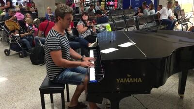 Евгений Хмара сыграл песню Армина Ван Бююрена в аэропорту Мальты