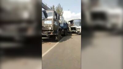 Автобус въехал в КамАЗ в Омске (26.08.2017)