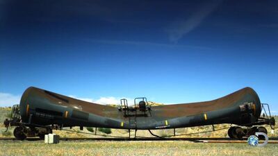 Железнодорожная цистерна и вакуум, в замедленном действии. (от MythBusters)