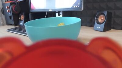 Желейный Мишка Валера пробует чипсы