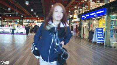 Азиатка развратно позирует на камеру