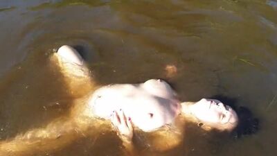Жена купается голой в грязном озере бухая