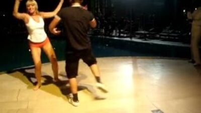 Азик и хохлушка))он классно танцует)))))