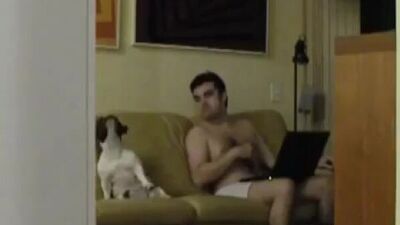 Жена тайком сняла видео, как муж танцует с собакой