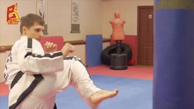 Александр Леонов. Тхэквондо. Удара ногой с разворота в прыжке.