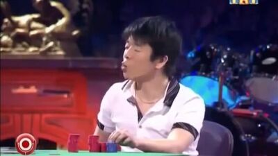 Александр Рева играет в покер