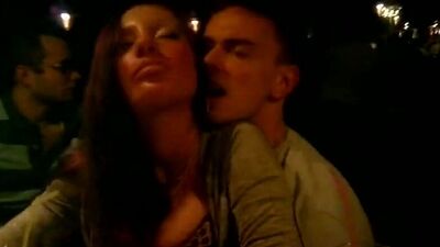 Жену трахает незнакомец, пока муж отошел в туалет