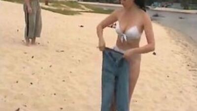 Женщина без комплексов сняла на пляже нижнее белье