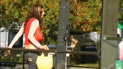 Женщина без лифчика в прозрачной блузке на автобусной остановке