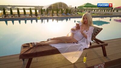 Алёна Кравец (Кругликова) в передаче "Выход в люди" (06.10.2018) Голая? Секси! HD 1080i