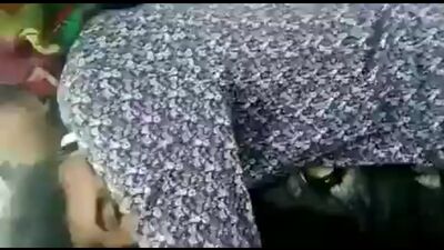 Genç türbanlı kucakta.mp4