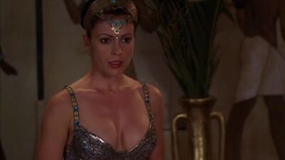 Алисса Милано (Alyssa Milano) голая в сериале «Зачарованные» (2006)