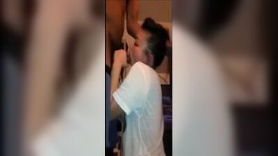 Азиатскую телочку обучают сосать большой черный член