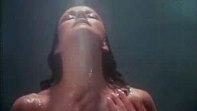 Сексуальная девушка в душе - зарубежное шоу