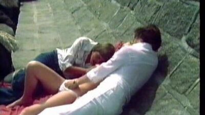 Два парня снимают девушку на пляже.