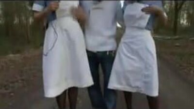 Британские медсестры дают пациенту частное лечение