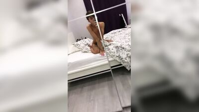 Андрей Петров голый в постели показывает свои новые ногти