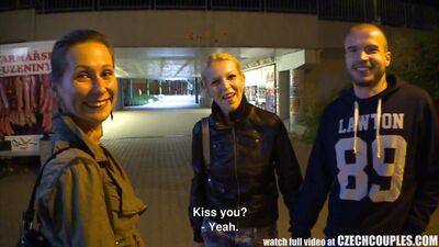 Красивая чешская пара получает деньги за обмен подруг