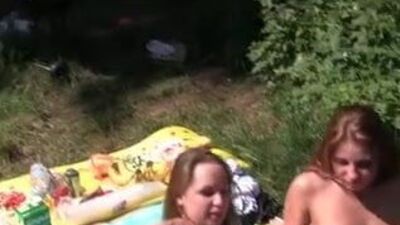 Две горячие студентки работают с одним членом