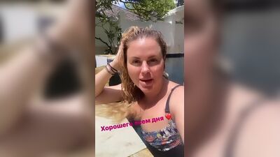 Анна Семенович в купальнике