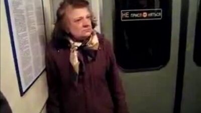 Бабка ругает девушку