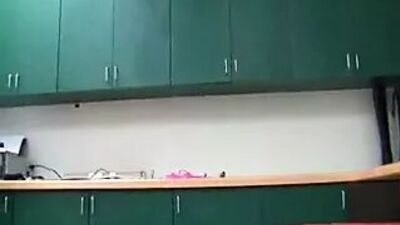 Мамочка горячая, возбужденная, так что сыну кримпай, мама хочет, как она хочет