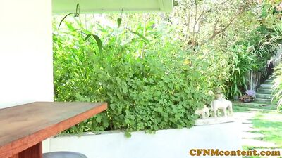 Одетые женщины, раздетый мужчина: йоги-крошки отправляют подглядывающего Тома в трио