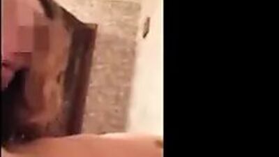 Жена разговаривает с мужем по телефону и говорит, трахни меня в