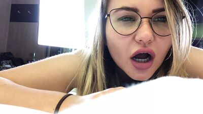 Я попросил подписчика трахнуть мою тугую задницу и кончить внутрь