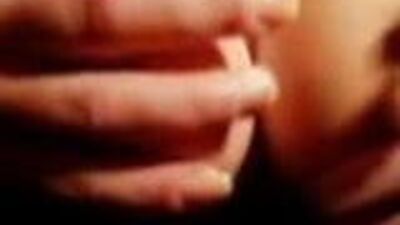 Девушка играет с ее большими сиськами и огромными стоячими сосками перед ее вебкамерой в любительском видео.