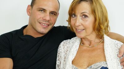 Старуха Lotty Blue наслаждается глубоким хуем