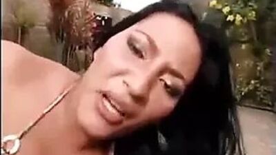 Горячая женщина - мясистые бедра, большая задница и глубокий анальный трах