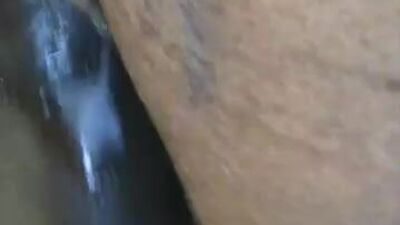 Зрелая киска была такой хорошей, что я кончаю внутрь нее и все еще продолжаю