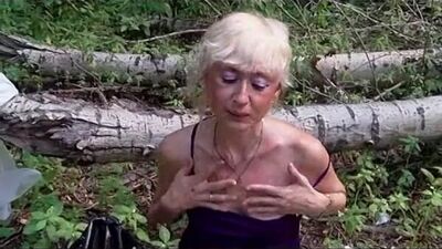 Бомжиха выполняет все требования какого-то полудурка