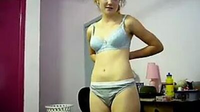 Сексуальная стеснительная девушка делает стриптиз