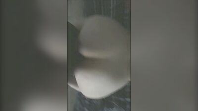 Молодая соседка с большой шикарной задницей, делает выстрелы в спину