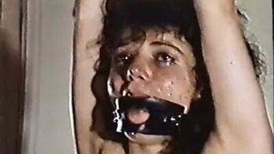 Слепую женщине связывают сиськи очень туго