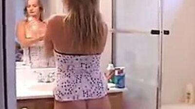 Vickie - очень сексуальная зрелая дама, которая обожает трахаться