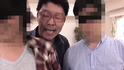 Ведущая на игровом шоу наполняет сливками подругу конкурсанта (японское порно видео без цензуры)