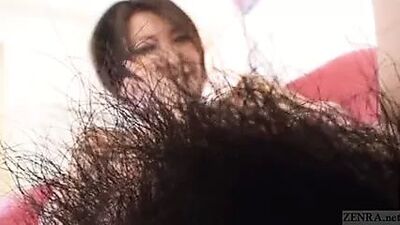 Японская девушка с идеальным мохнаткой и обнаженным телом, с субтитрами