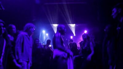 Бразильская группа Teto Preto. Голая певица на сцене без трусов.