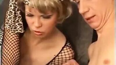 Грязно говорящая русская шлюшка в тройничке