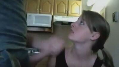 Брат кончил на руку сестре, инцест. Сестра с наслаждением сосала у брата, пока родители уехали по делам, произошёл incest