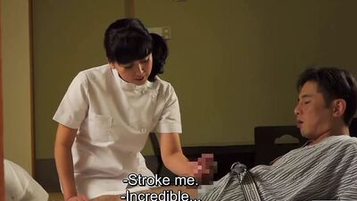 Зрелая японская массажистка делает клиентке дрочку с субтитрами